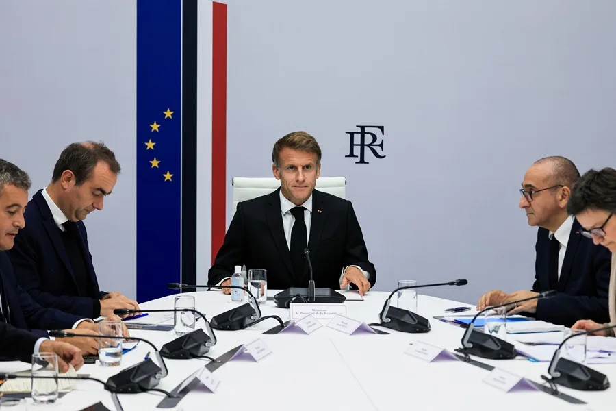 Reunión interministerial de crisis presidida por el presidente francés en el Palacio Presidencial del Elíseo, en París, Francia. EFE/EPA/LUDOVIC MARÍN