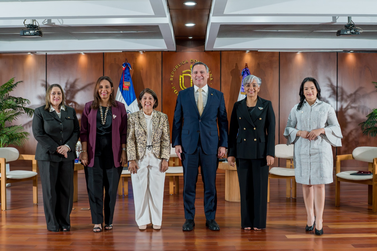 El Poder Judicial pone en circulación el tomo II del libro “Abriendo Espacios para la Equidad” El Poder Judicial dominicano puso en circulación el libro electrónico “Abriendo Espacios para la Equidad”, tomo II, en un acto encabezado por el presidente de la Corte Suprema de Justicia (CSJ) y prólogo de la obra, Henry Molina. Durante el evento, realizado en el auditorio del Poder Judicial, la magistrada afirmó que la justicia dominicana se sustenta cada día en el trabajo de miles de mujeres, cuyo esfuerzo hace posible la excelencia en el servicio. Molina destacó que las mujeres representan más del 60% del personal del Poder Judicial, presencia significativa construida a través de su preparación, esfuerzo y capacidad. Asimismo, aseguró que la participación de las mujeres en la función jurisdiccional, la administración, la formación y la producción de conocimiento jurídico constituye una de las mayores fortalezas institucionales. En ese sentido, afirmó que la igualdad no se trata solo de estar presente, sino de tener oportunidades reales para avanzar.     