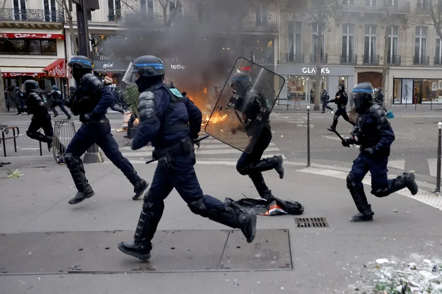 La policía francesa interviene durante enfrentamientos con manifestantes en una protesta contra el aumento del costo de la vida y los recortes en los servicios públicos este sábado, en París, Francia. EFE/EPA/Mohammed Badra