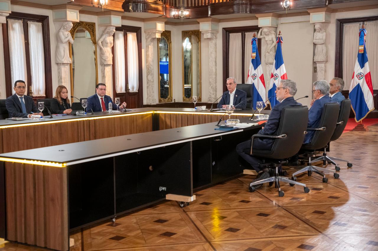 Luis Abinader y Joel Santos, en La Agenda Semanal.