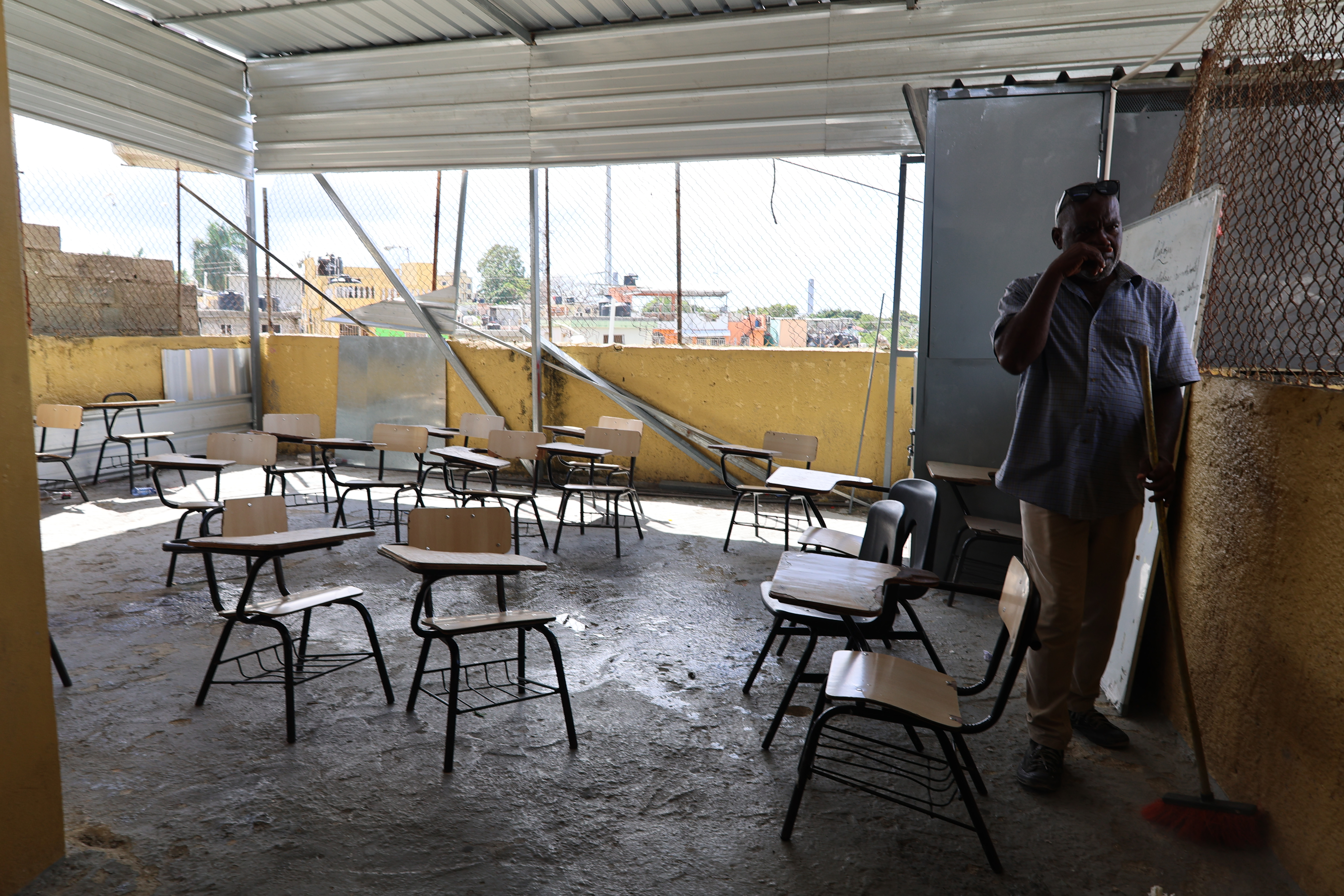Liceo Guillermina Uribe crimen su precariedad. Rafael Rodríguez Julio Mora comunidad José María Carlos peña profesor de deportes verdes José Luis Vargas prof. En azul maestro Jean Carlos Carela. Hoy/ Arlenis Castillo/16/09/26 La falta de espacio agrava las malas condiciones de los estudiantes para incorporarse a la docencia. Arlenis Castillo