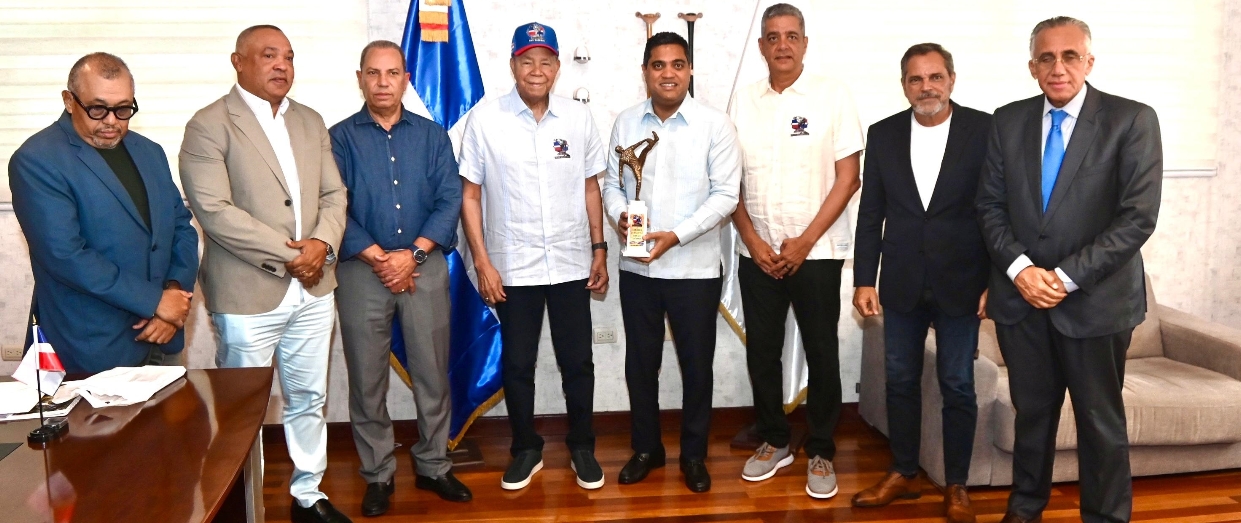 A la ceremonia de premiación asistieron Américo Celado, izquierda, Juan Núñez, Garibaldy Bautista, Juan Marichal, Kelvin Cruz, Mike Pérez, Junior Noboa y Luis Mejía.