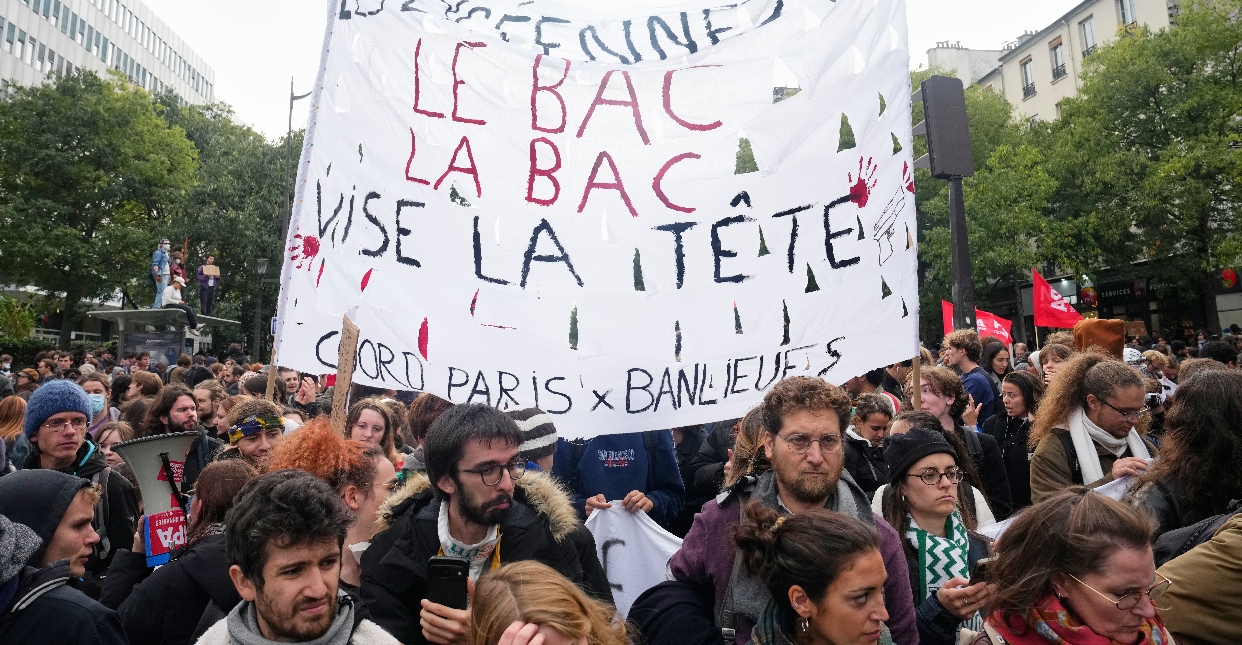 Parte de los manifestantes que salieron a las calles de París, Francia ayer jueves. AP