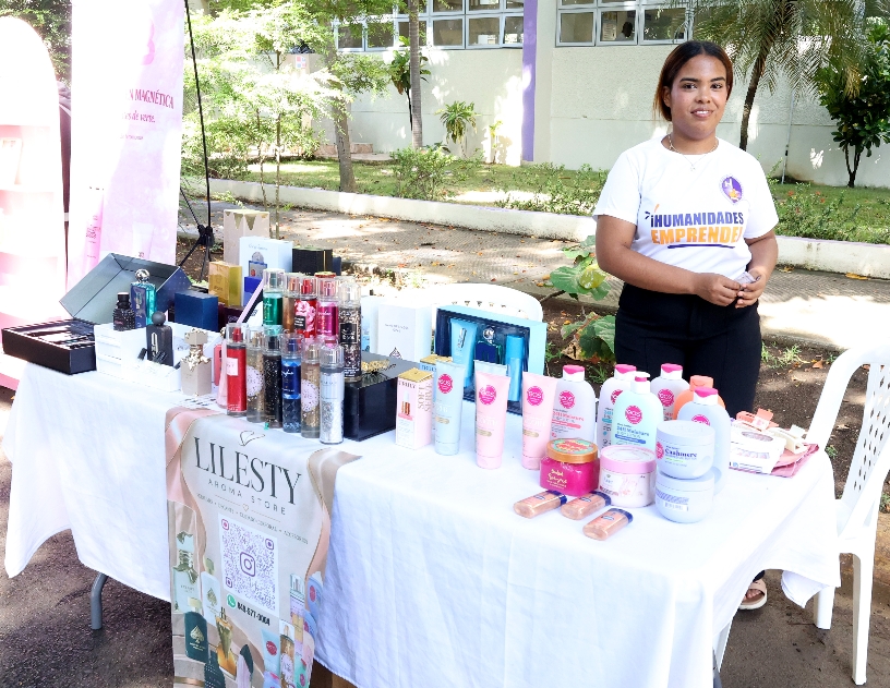 La feria de emprendimiento se realizó en la Facultad de Humanidades de la UASD. José Francisco