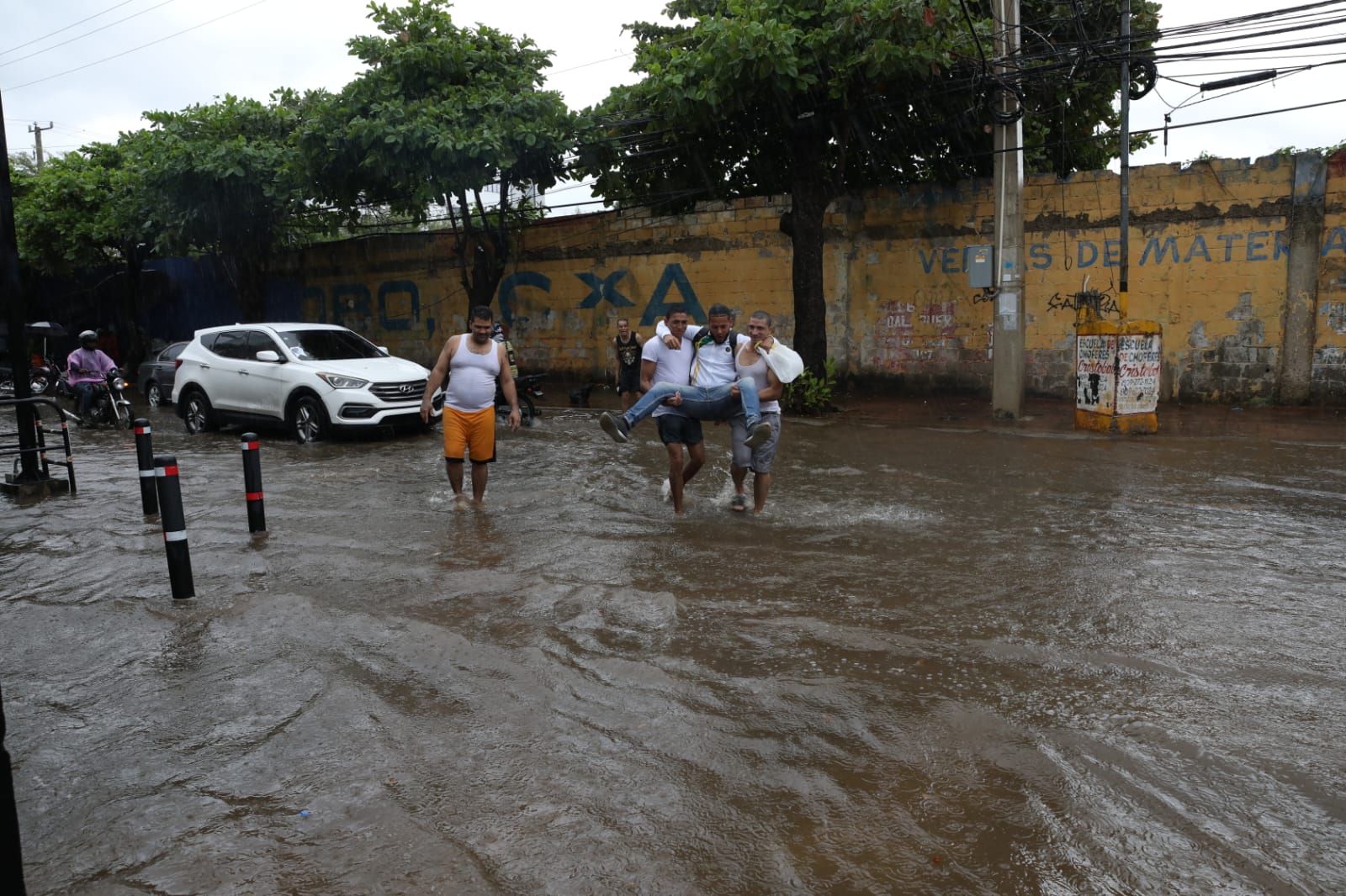 Las lluvias han afectado gran parte del Distrito Nacional con inundaciones de calles.