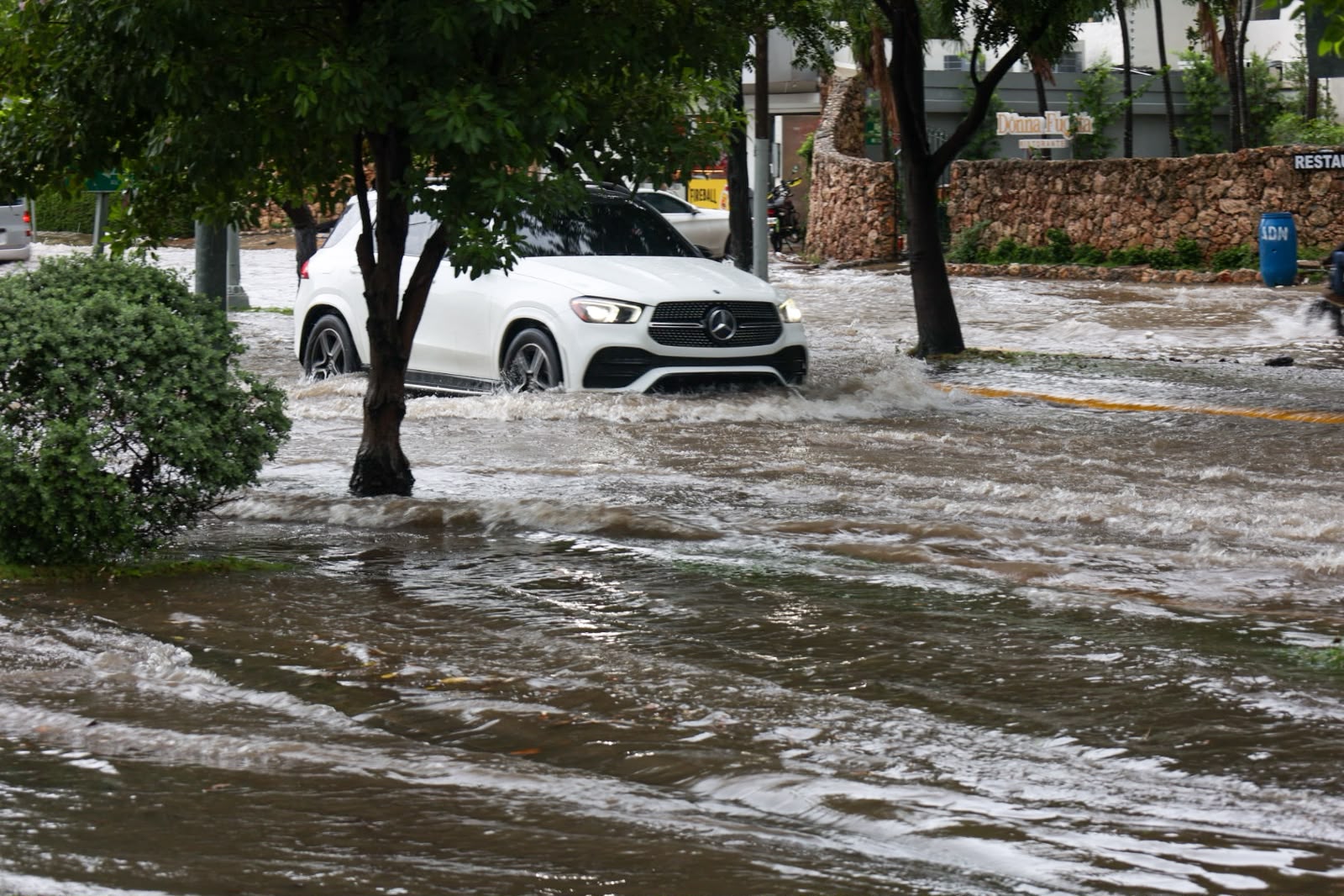 Lluvias inundan las calles de Santo Domingo