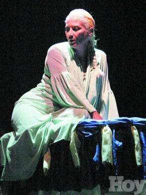 Yamilé Scheker en una polémica versión de Eva Perón