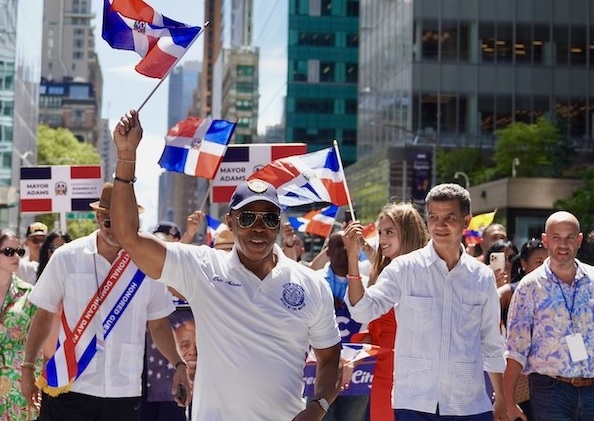 Alcalde Eric Adams valora a la comunidad dominicana como honesta y trabajadora