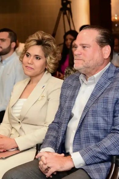 María Elena Vásquez escuchó puntos de la UNE.