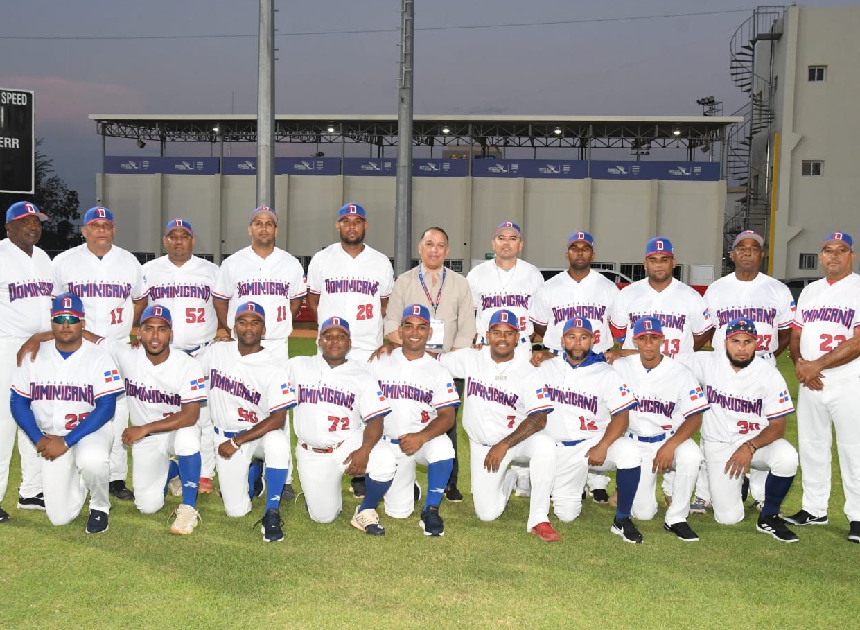 Los integrantes del equipo de softbol masculino.