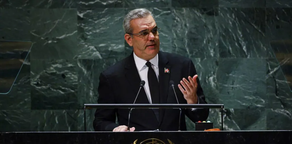 La reciente intervención del presidente de República Dominicana, Luis Abinader, ante la Asamblea General de las Naciones Unidas (ONU), reveló una diplomacia encaminada a la obtención de resultados concretos y la férrea defensa de los intereses nacionales. Lejos de quedarse en una retórica abstracta, el presidente presionó cinco palancas fundamentales que definen tanto la política exterior del país como su momento socioeconómico y de seguridad.