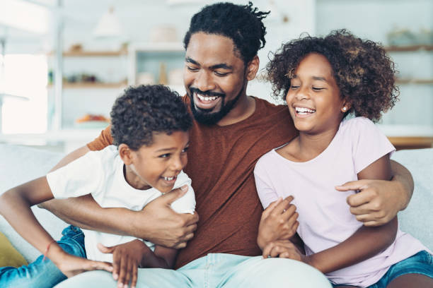 padre con sus hijos