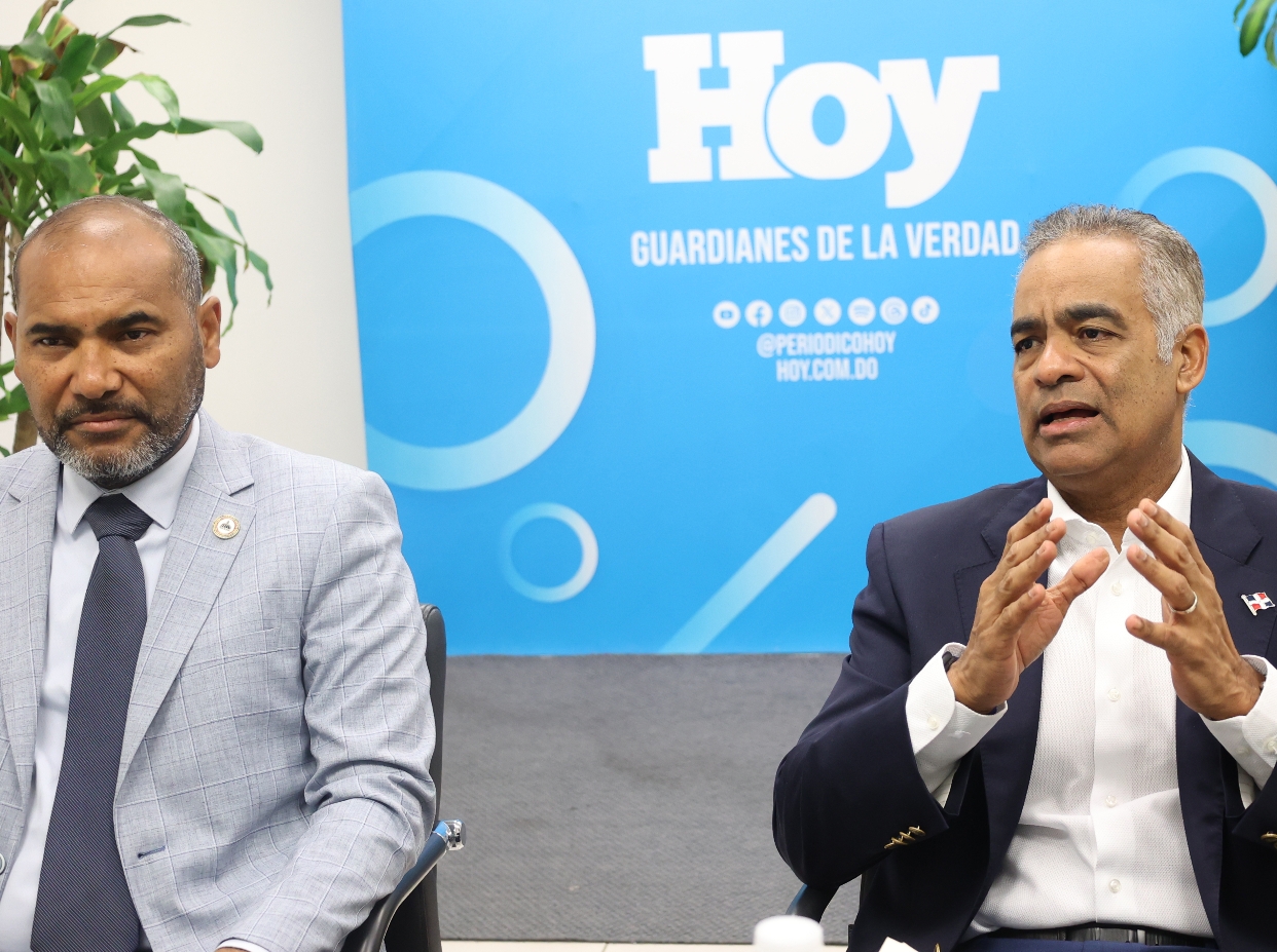 El Viceministro de Energía Eléctrica, Ricardo Bienvenido Guerrero Encarnación, y el Ministro de Energía y Minas, Joel Santos Echavarría.