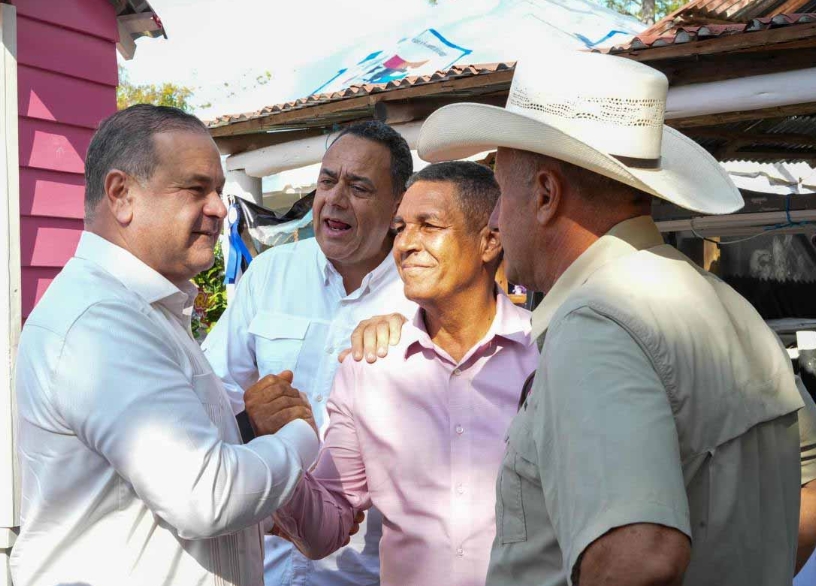 Francisco Oliverio Espaillat con pequeños ganaderos.