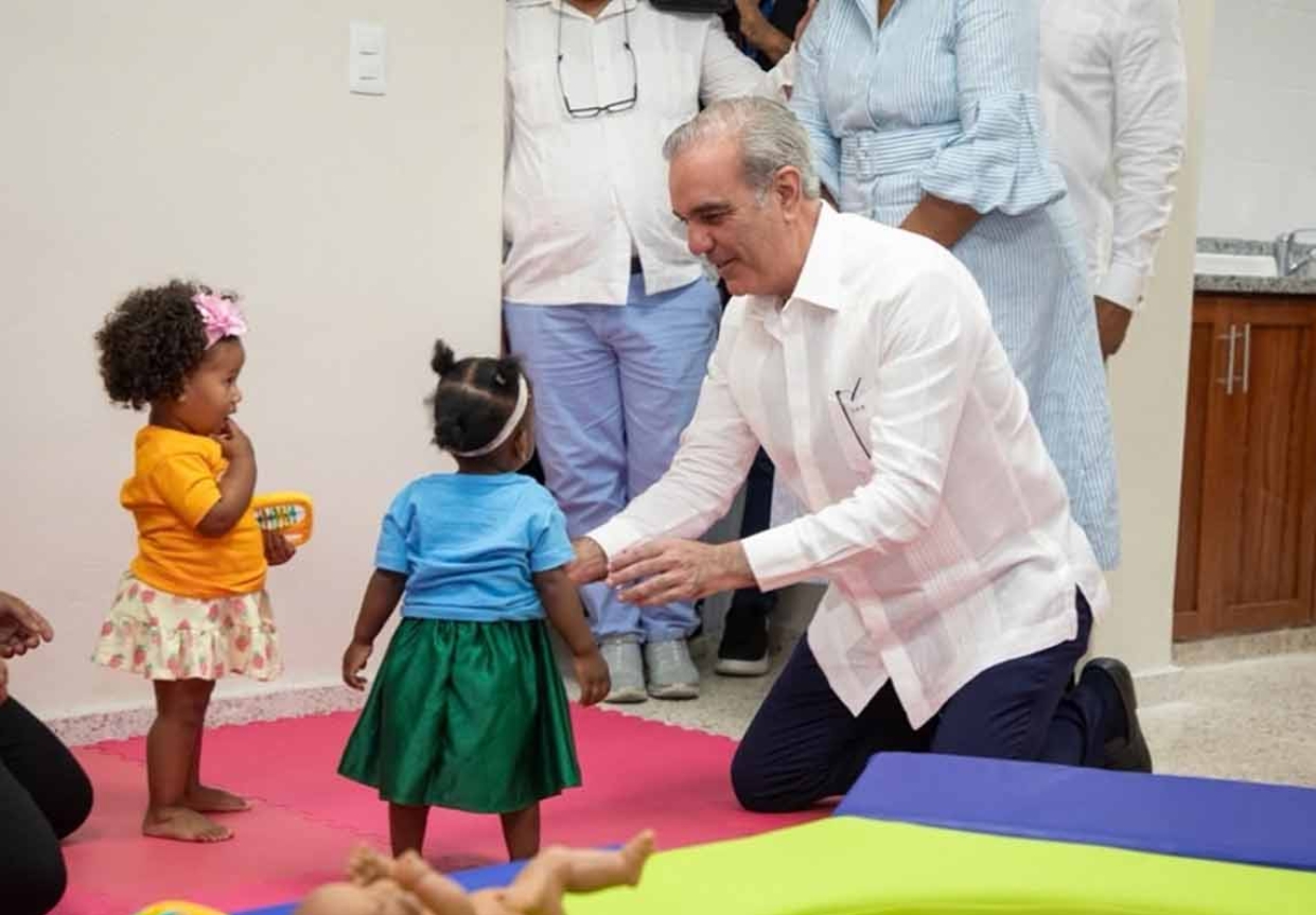 El presidente Luis Abinader aprovecha la toma de posesión para interactuar con dos niñas.