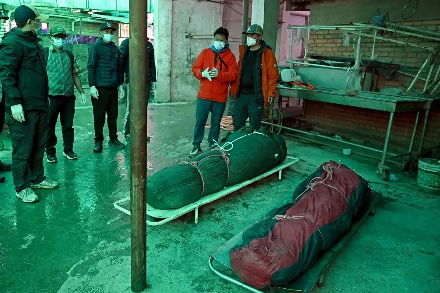 Amigos y familiares reaccionan ante la llegada de los cuerpos de dos víctimas de una avalancha al Hospital Universitario Tribhuvan de Katmandú. EFE/EPA/Angad Dhakal