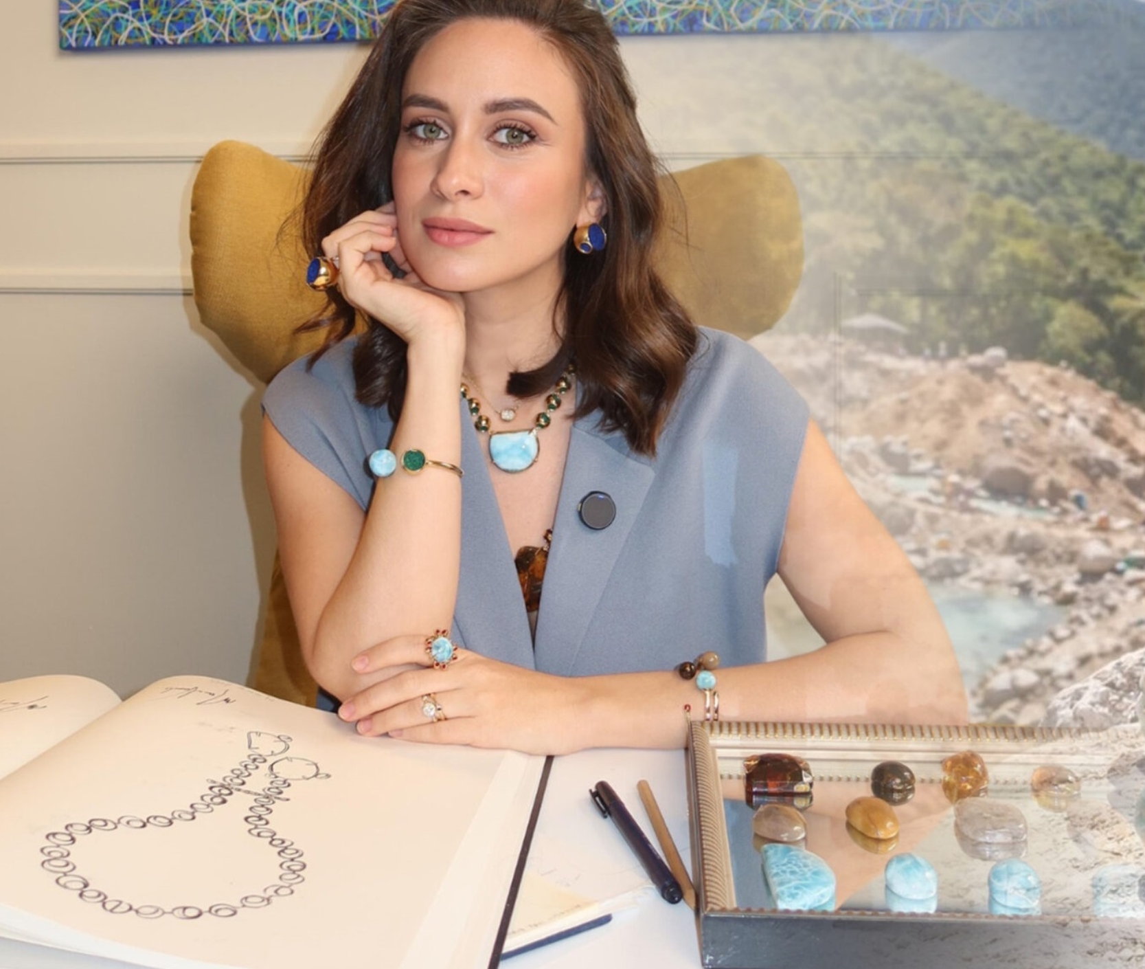 Detrás de la diseñadora hay una mujer que se define como sensible, apasionada por el arte, la naturaleza y la creatividad.