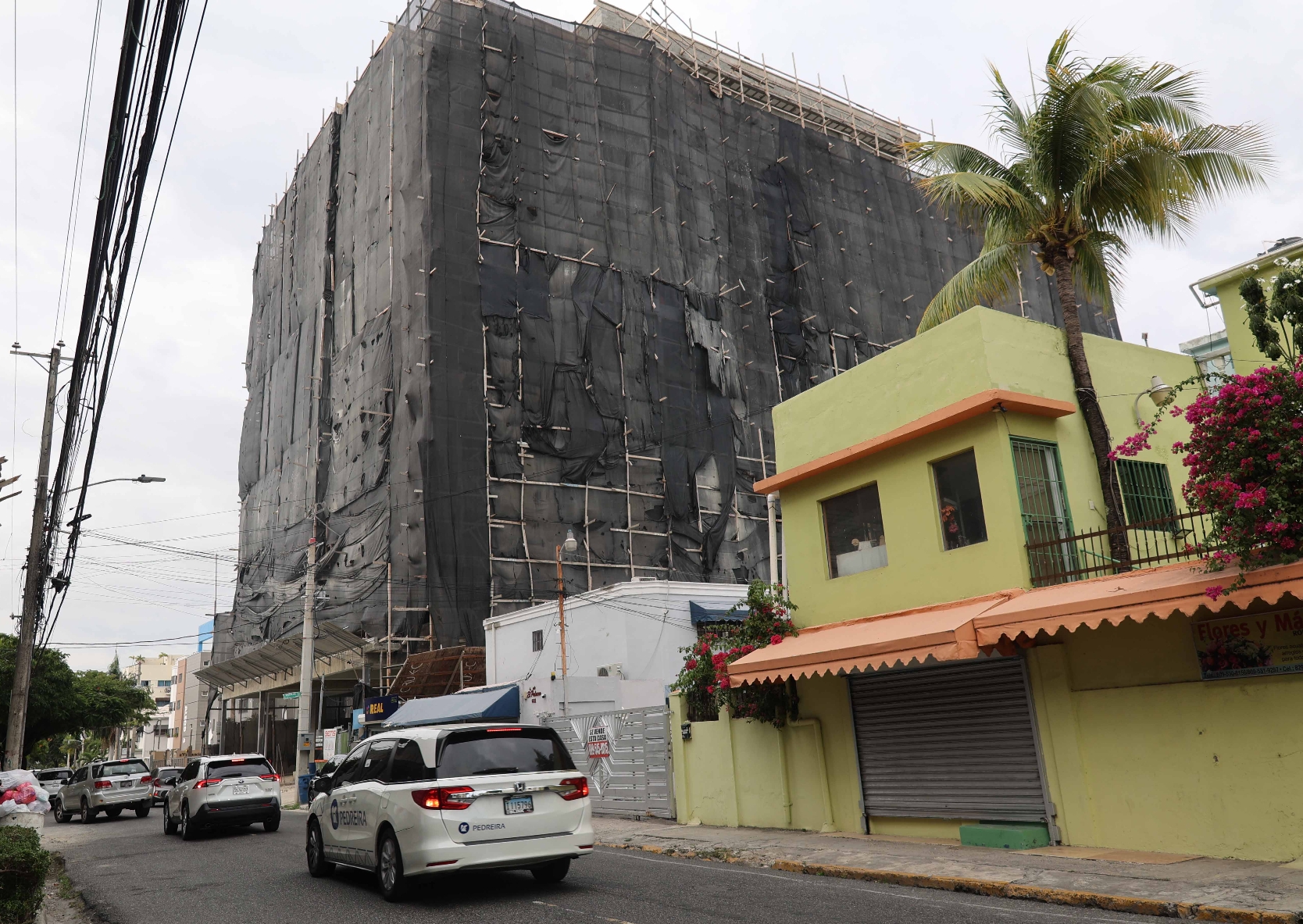 Edificios terminados y edificios en construcción, con alturas que violen la norma de uso del suelo. hoy/Chaimy Soriano.