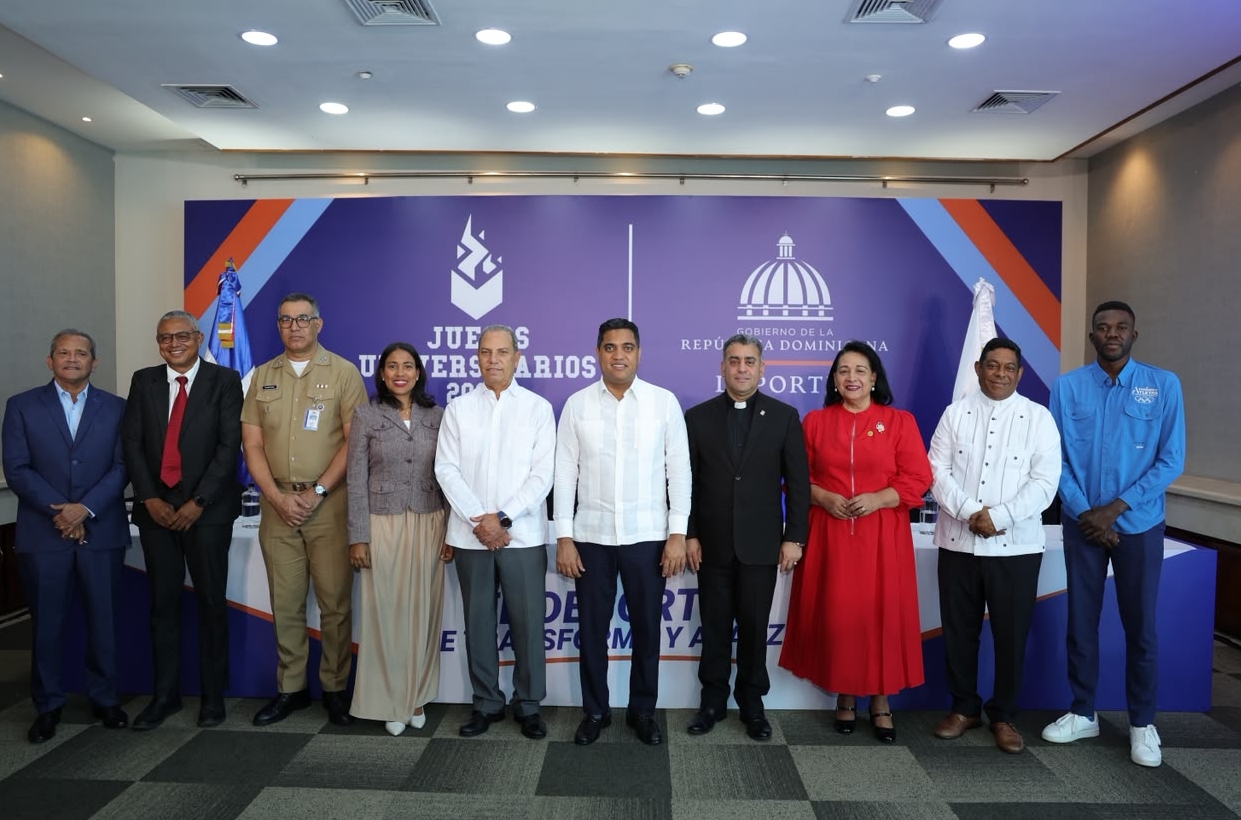 El ministro de Deportes, Kelvin Cruz y Gary Bautista, con representantes de las universidades.