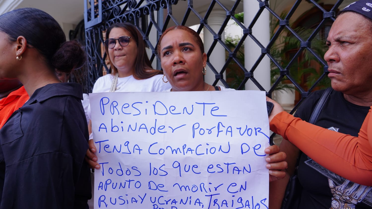 Madres piden ayuda al Gobierno para recuperar a los dominicanos que luchan en Rusia