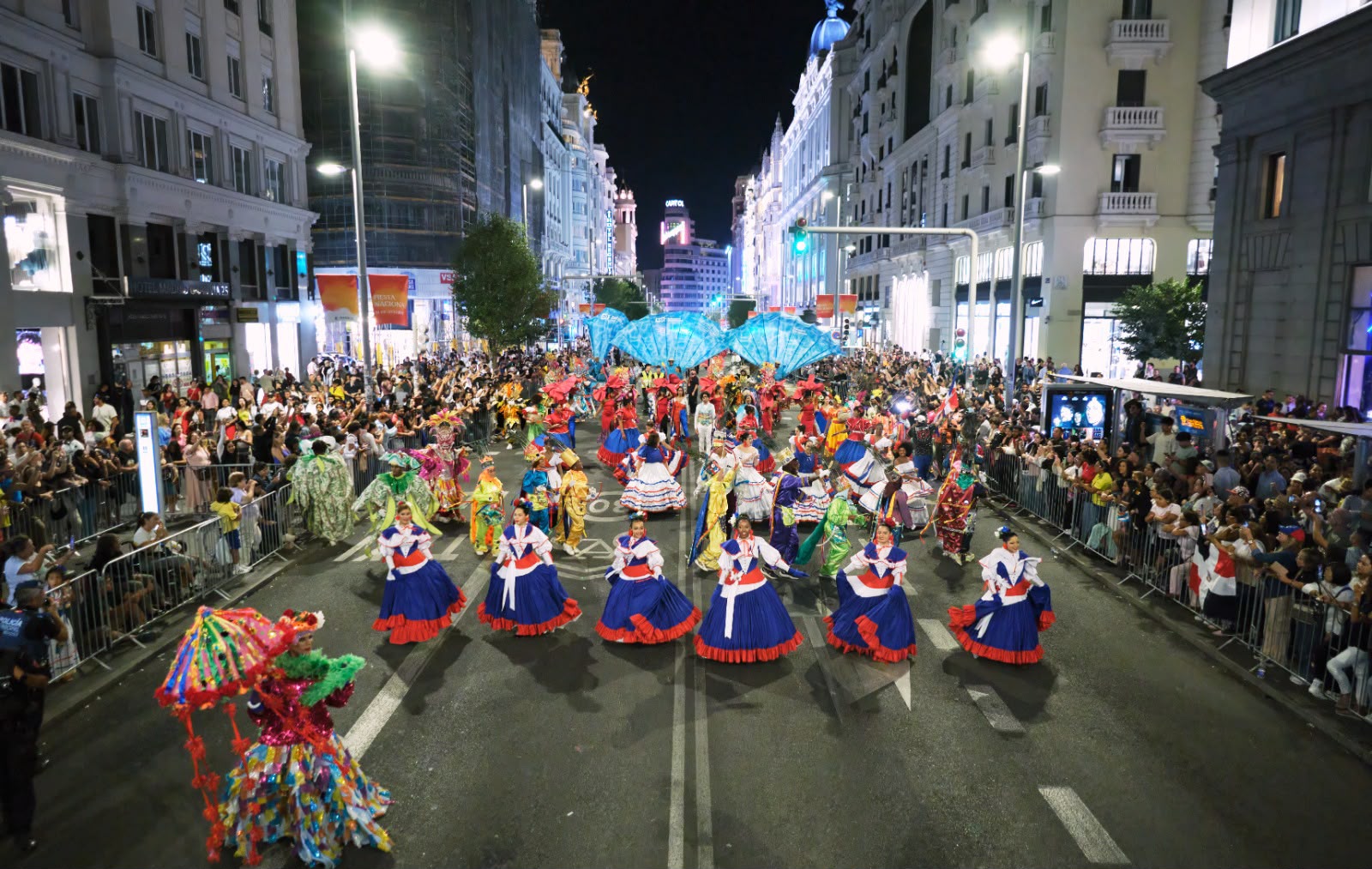 También tendrán una presencia destacada los Diablos Cojuelos, uno de los personajes fundamentales del carnaval dominicano, cuya participación aportará teatralidad, energía, color y movimiento al recorrido.