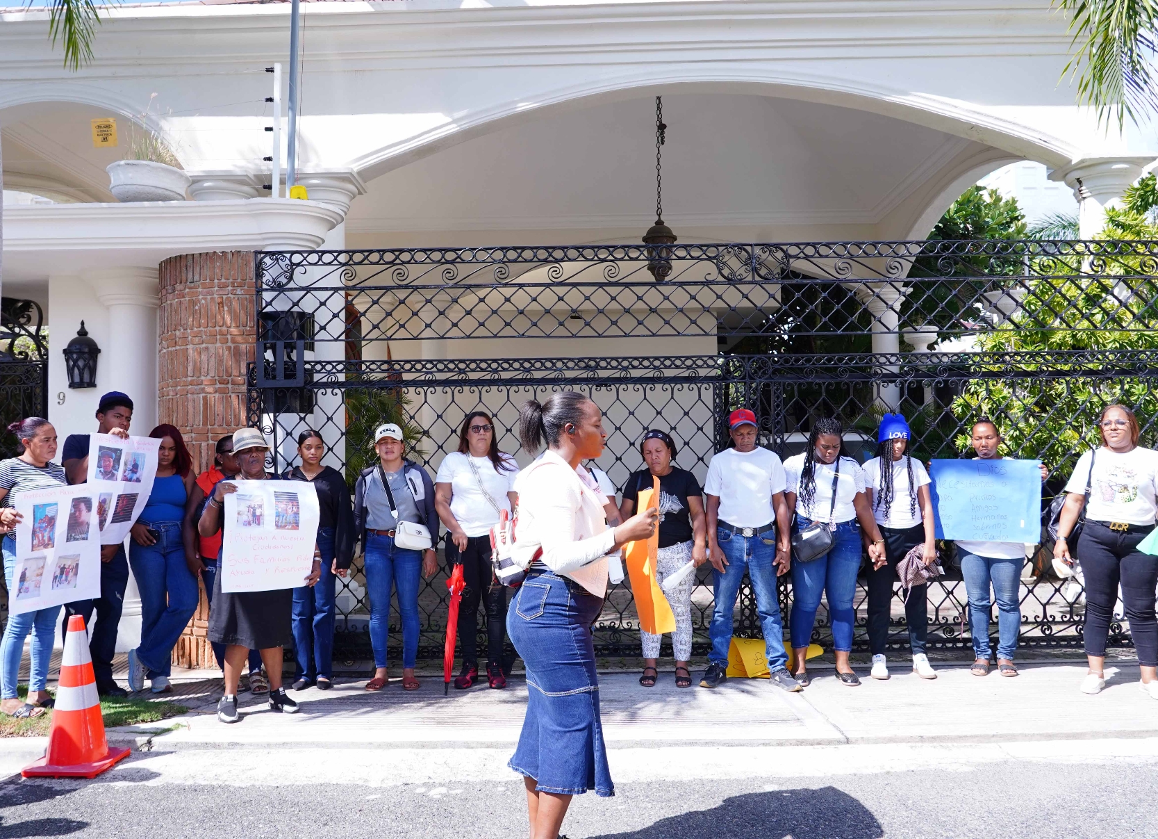 Los familiares se reunieron ayer frente a la embajada rusa en busca de respuestas. Arlenis Castillo.
