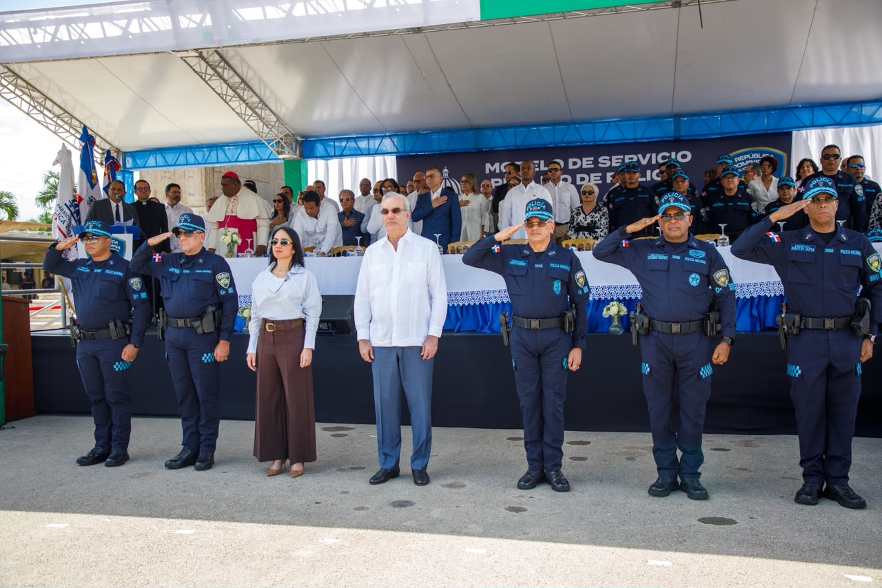El presidente Luis Abinader, junto al ministro del Interior y Policía y el director de la Policía Nacional.