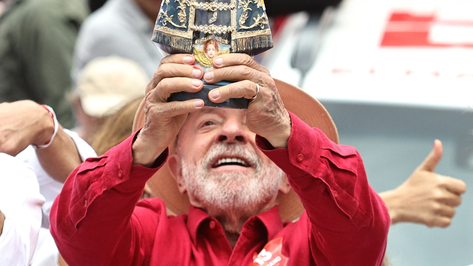 Miles de personas acudieron con banderas, obsequios y hasta joyas con el rostro de Lula. Otros optaron por mostrar su apoyo desde los balcones de los edificios residenciales y las terrazas de los establecimientos gastronómicos que caracterizan esa calle.