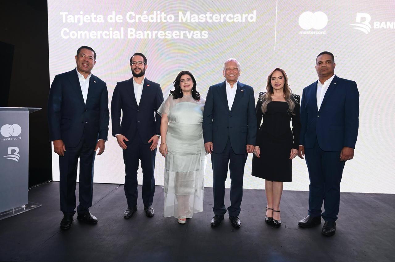 El lanzamiento se realizó en el Monumento a los Héroes de la Restauración, en Santiago.