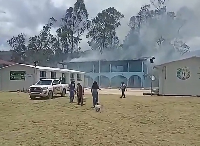 El titular interino de la Oficina Nacional de Procesos Electorales (ONPE), Bernardo Pachas, afirmó en conferencia de prensa que supuestamente un explosivo fue detonado al interior del colegio y, de igual manera, anunció que hasta el momento no hay daños humanos que reportar.