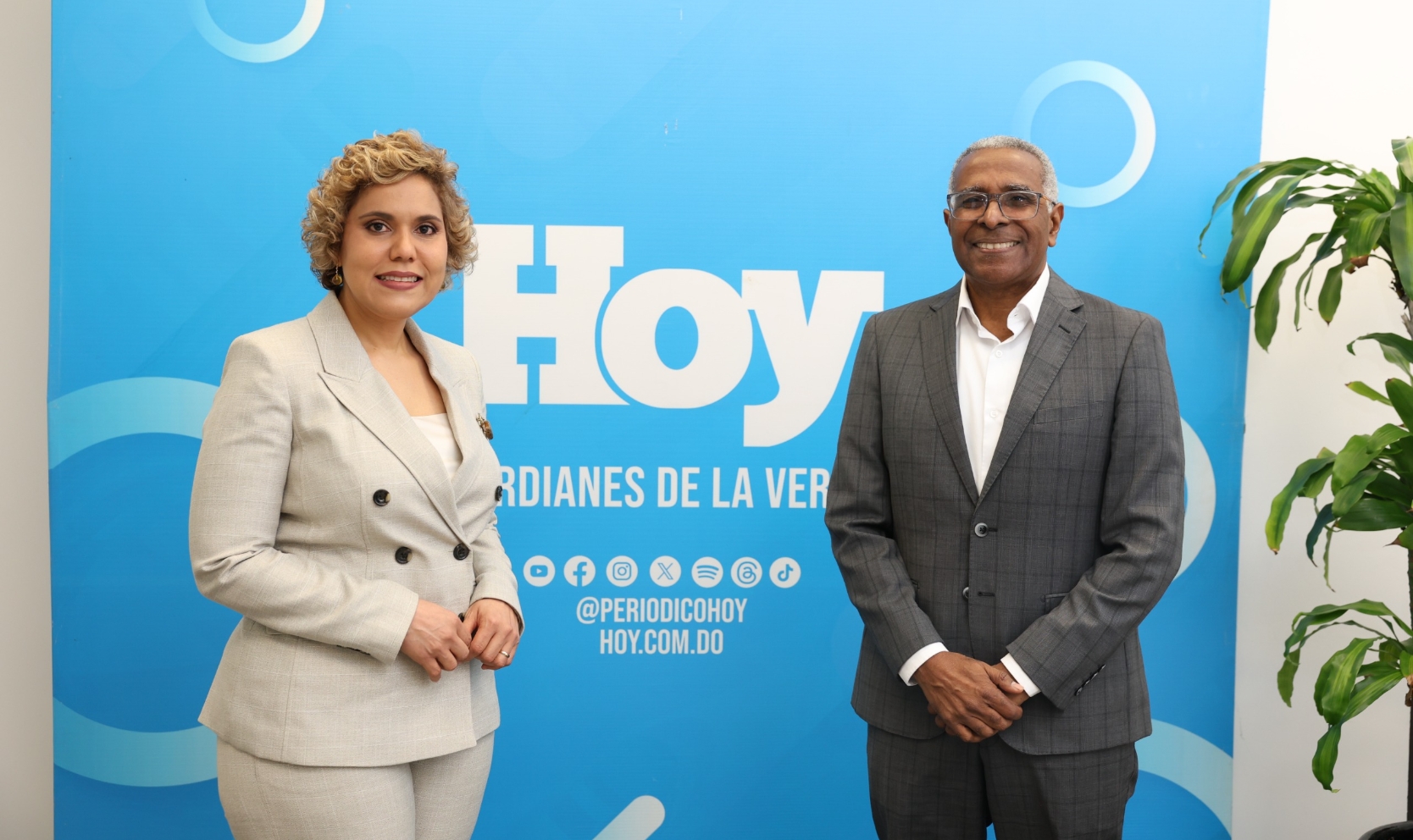 La presidenta de ProCompetencia, María Elena Vázquez Taveras, y el director del diario HOY, Rolando Guzmán. hoy / Guillermo Burgos.