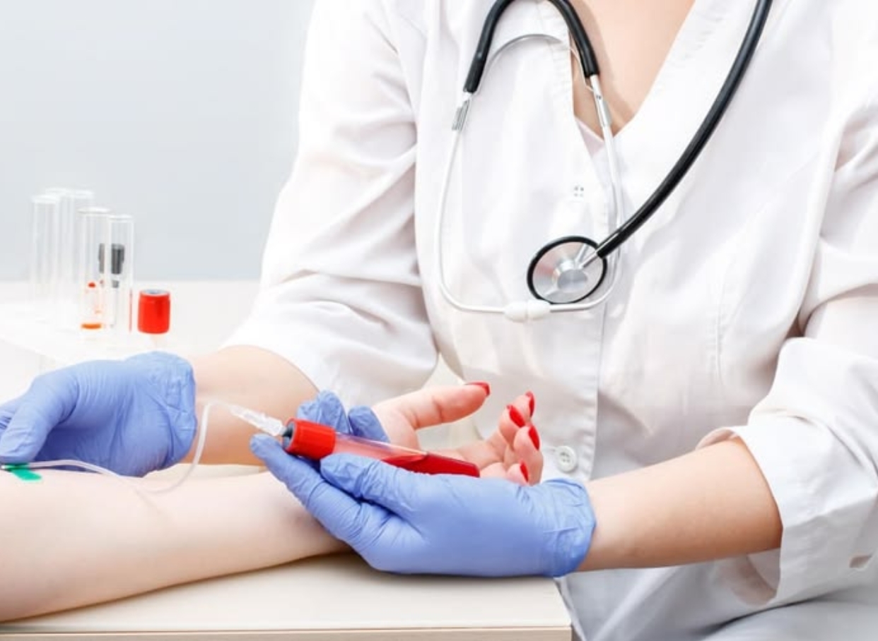 La inmunodeficiencia aumenta el riesgo de contraer numerosas infecciones.