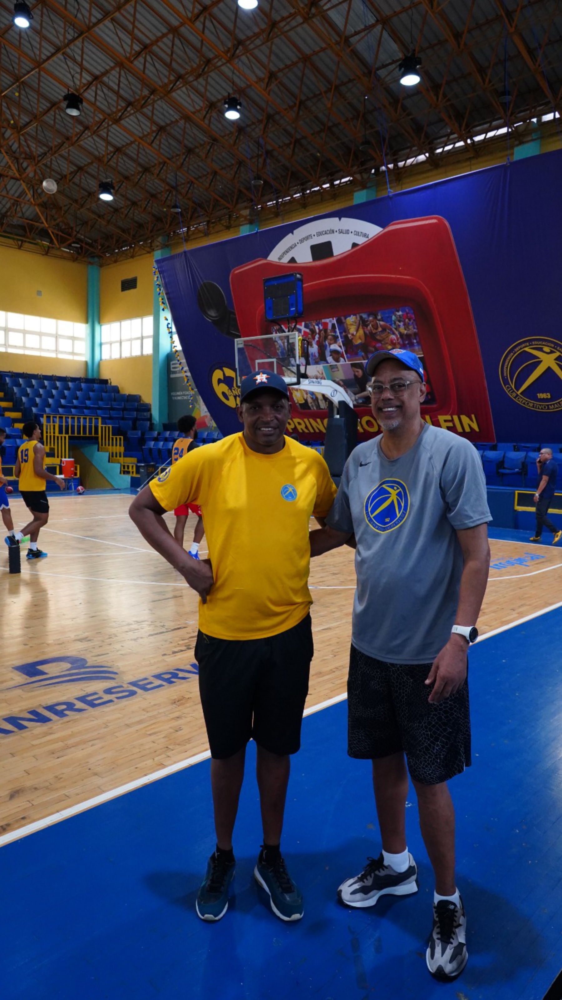 El ex reboteador de la selección nacional José Molina (derecha) y Henry Paulino (La Boa), quien también formó parte de la selección en un momento, son figuras emblemáticas del club deportivo Mauricio Báez, ubicado en Villa Juana. Arlenis Castillo
