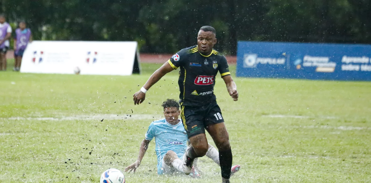 Jhoaho Hinestroza, del Moca FC, en una acción del domingo Polonia contra el club Salcedo FC, ganador del partido
