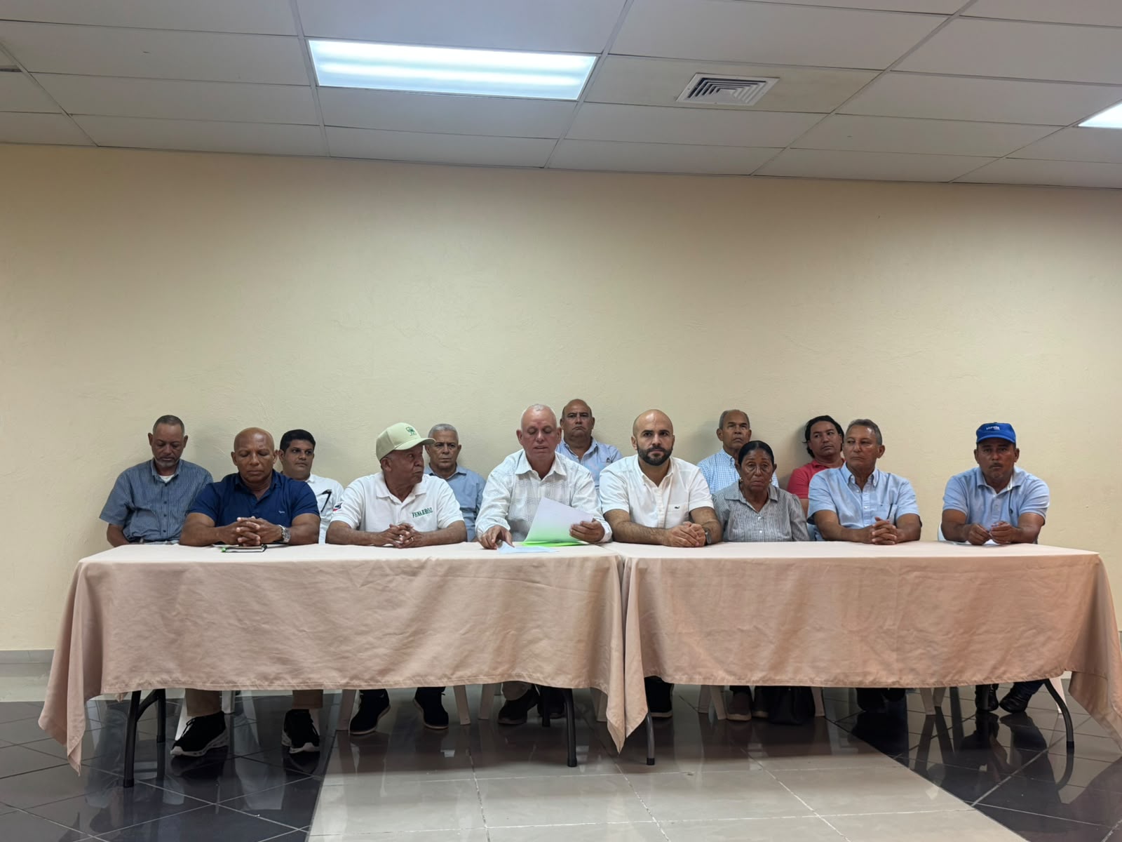 El presidente de FENARROZ, Marcos Rodríguez y el secretario Pedro Pablo Pérez, junto a otros productores.