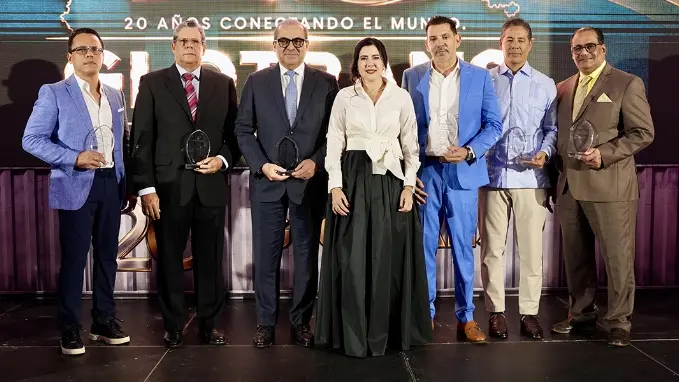 La gerente general Ilsa Michelén, en el centro, junto a los reconocidos.