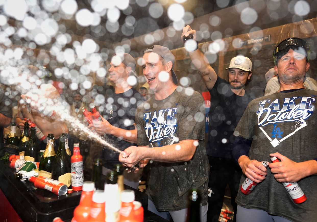 Los jugadores de Los Angeles Dodgers celebran la victoria en el Juego 4 de la Serie Divisional de la Liga Nacional de Béisbol ante los Bravos de Atlanta.