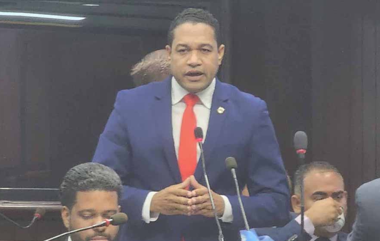 Diputado Rafael Pérez exige ampliar hospital Pndernales. Juan María Ramírez