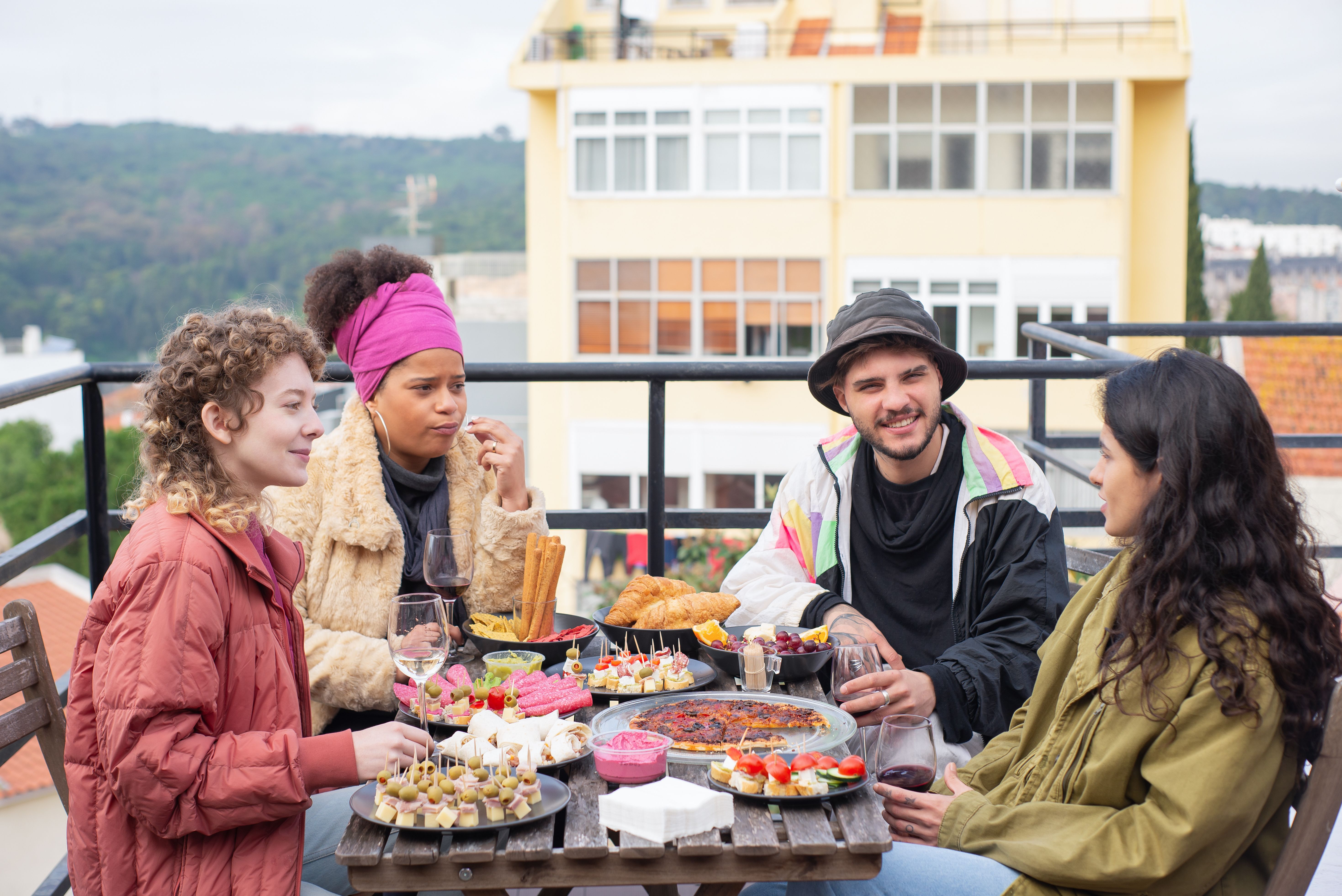 Antes del primer bocado, la foto para las redes. Para casi el 50% de los comensales, plataformas como Instagram y TikTok se han convertido en el escaparate para descubrir un restaurante. Foto: Andrea Piacquadio (Pexels).