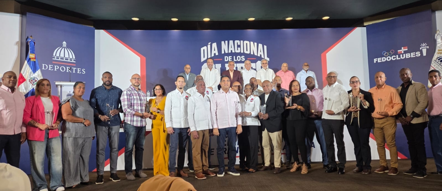 El Ministro de Deportes, Kelvin Cruz, con los socios del club homenajeados ayer.