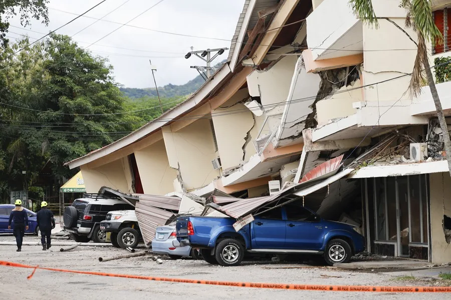 Equipos de rescate frente a un edificio afectado por el terremoto de magnitud 7,7 que sacudió el sureste de Panamá.