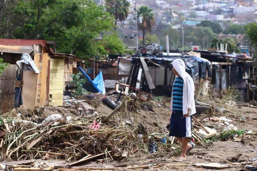 Un hombre observa una zona afectada por las lluvias, el 11 de octubre de 2026, en Ensenada, Baja California (México). EFE/Alejandro Zepeda