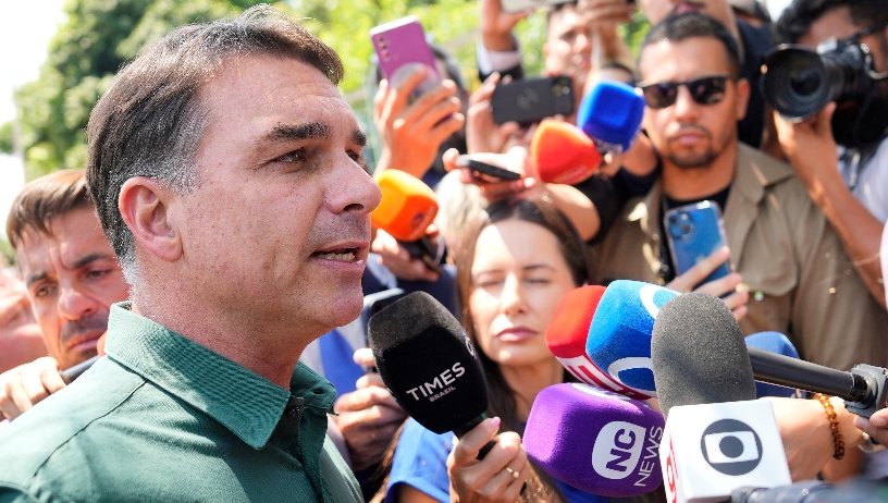 El candidato Flávio Bolsonaro habla con la prensa. AP