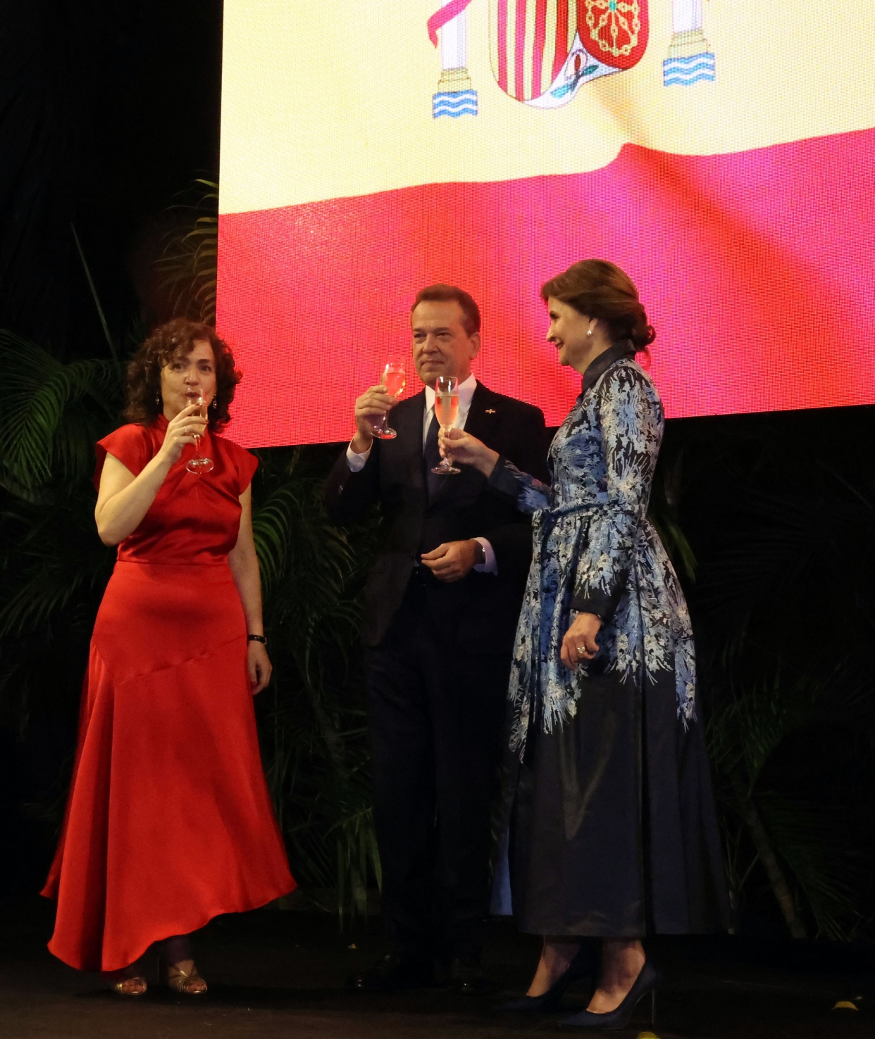 Un brindis por la historia. La embajadora de España, Lorea Arribalzaga, junto a la vicepresidenta Raquel Peña y el ministro de Asuntos Exteriores, Víctor “Ito” Bisonó.