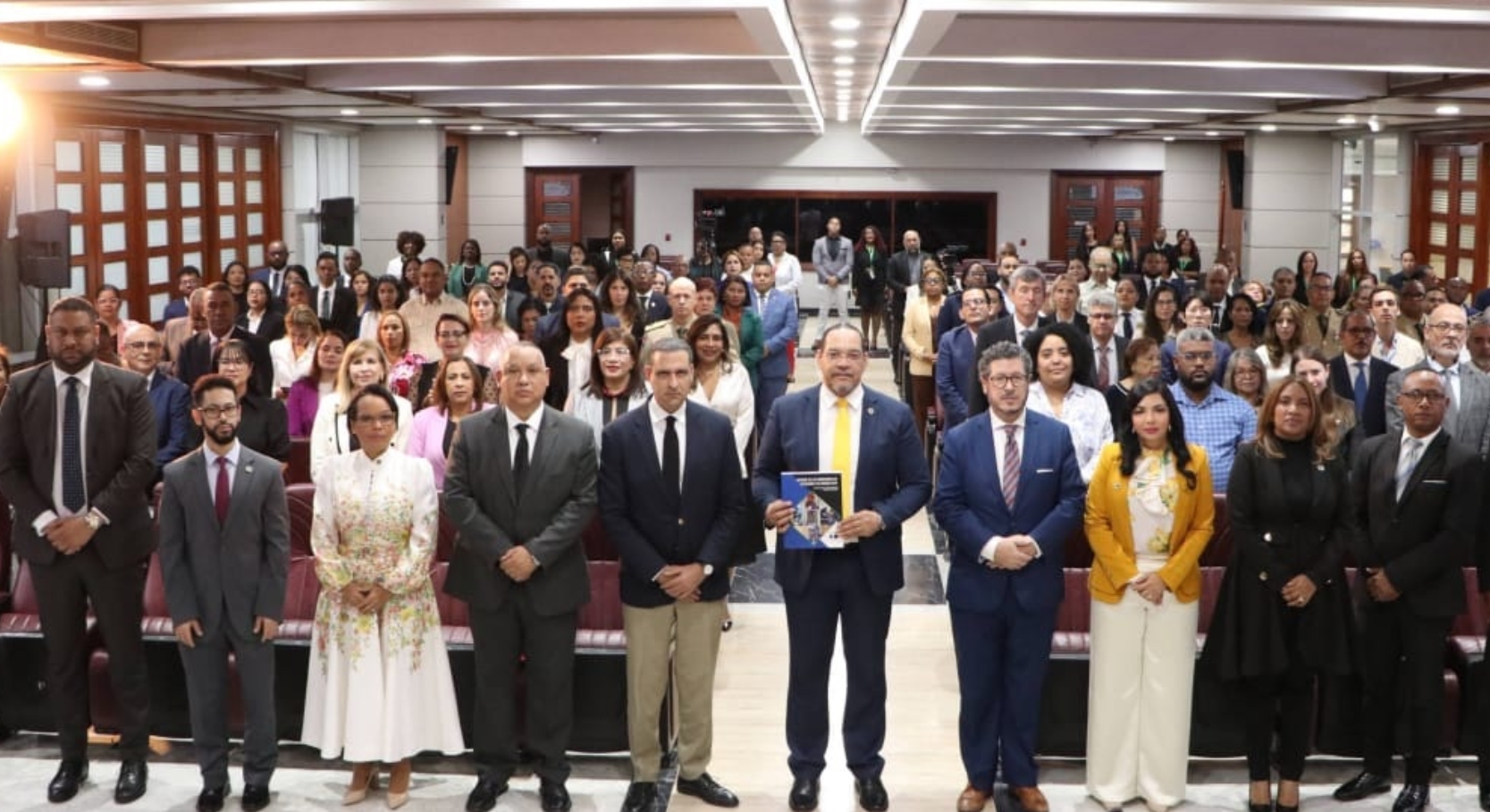 El director de la ONDP, Rodolfo Valentín Santos (al centro), junto a las diversas personalidades que asistieron al evento de presentación del Informe sobre Condiciones de Detención y Carcelarias 2025, en el Auditorio de la SCJ.