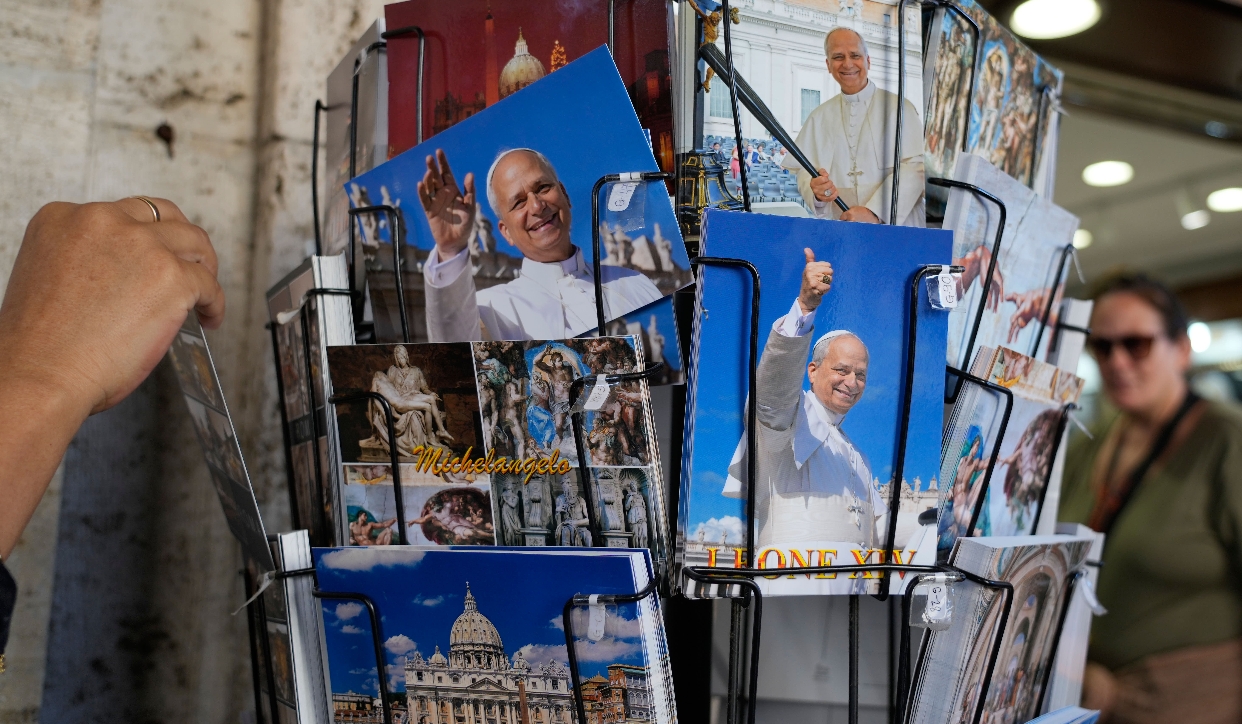 Postales del Papa León XIV frente a una tienda cerca de la Plaza de San Pedro. AP
