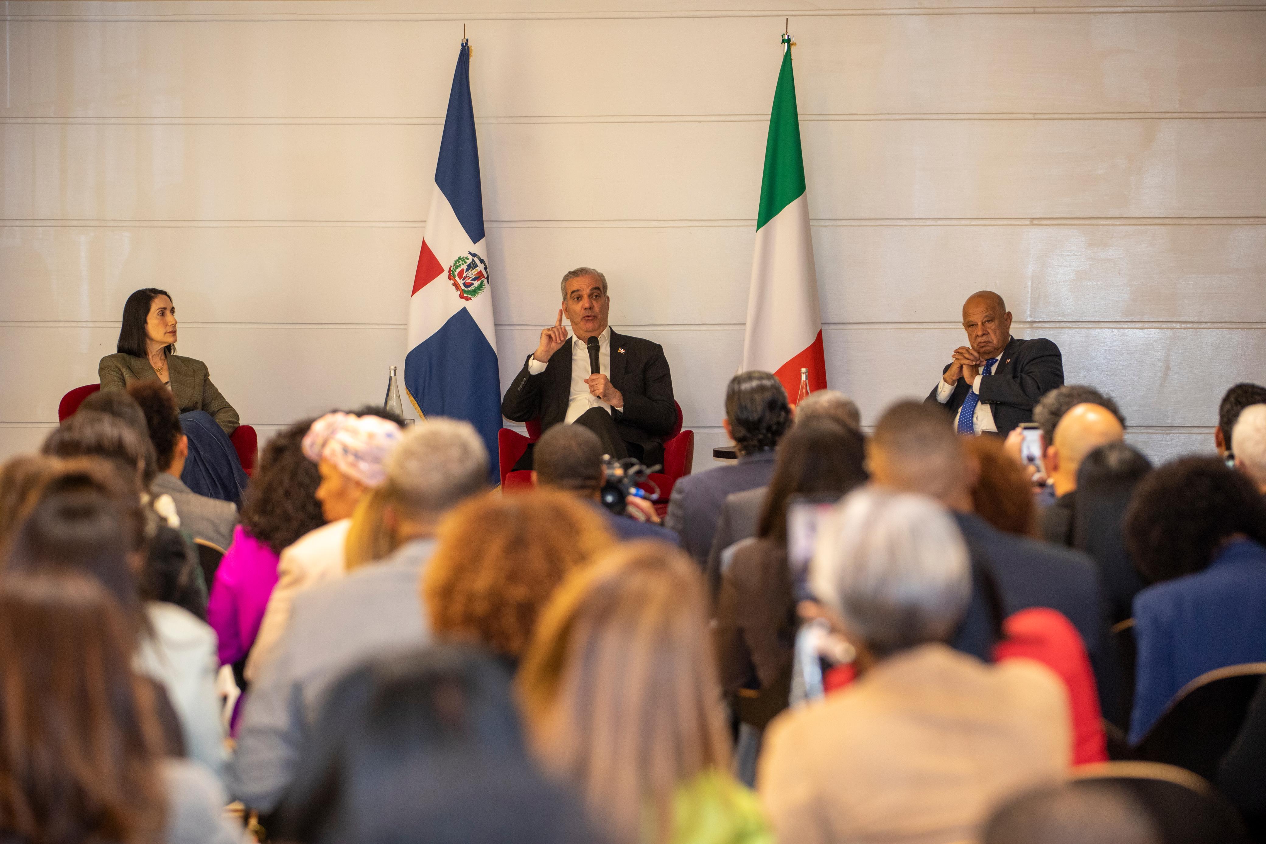 La iniciativa busca promover expresiones artísticas, tradiciones y costumbres nacionales, así como fortalecer los vínculos con República Dominicana, especialmente entre niños y jóvenes nacidos o criados en el extranjero.