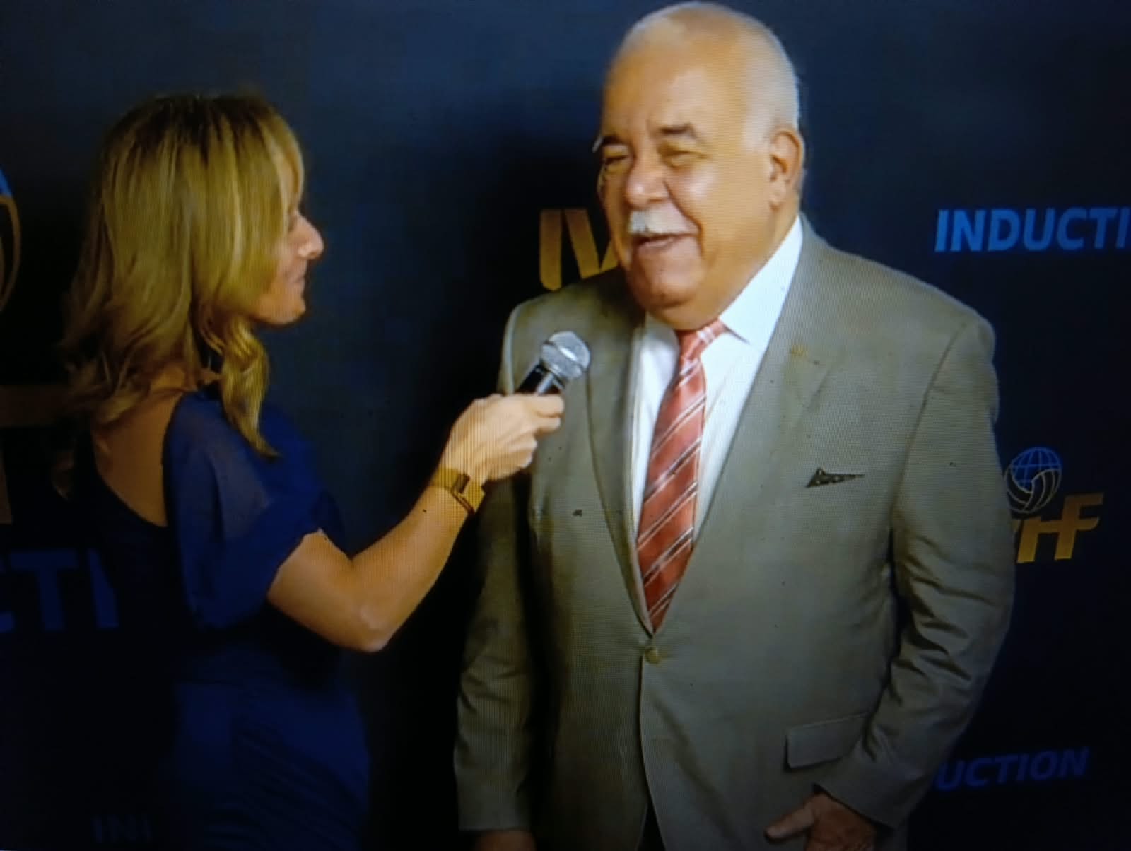 Sr. Cristóbal Marte Hoffiz al responder preguntas en el Salón de la Fama del Voleibol Internacional en Estados Unidos.