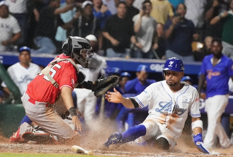 Gustavo Núñez, Licey, anota en partido contra Esído.