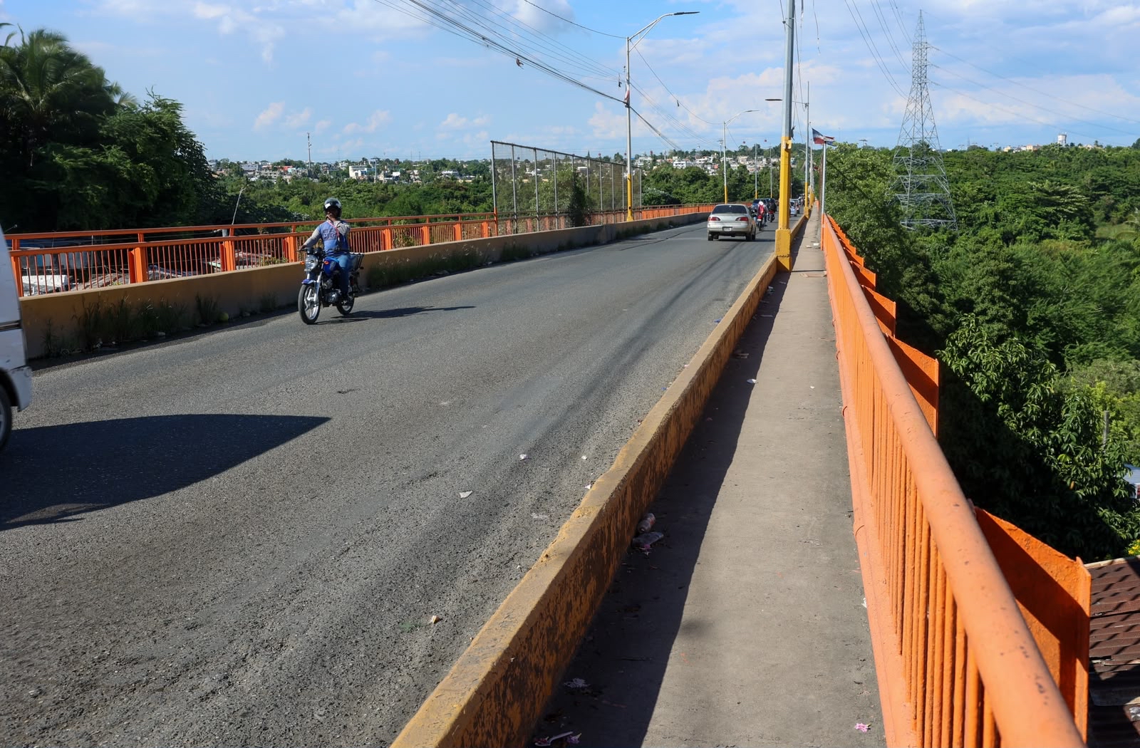 MOPC restringe tránsito en puente La Barquita